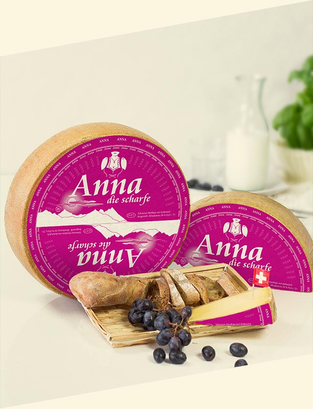 Anna Käse angerichtet mit Brot und Trauben